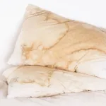 entretien-d-oreiller-3-astuces-faciles-et-efficaces-pour-dejaunir-un-oreiller-jauni