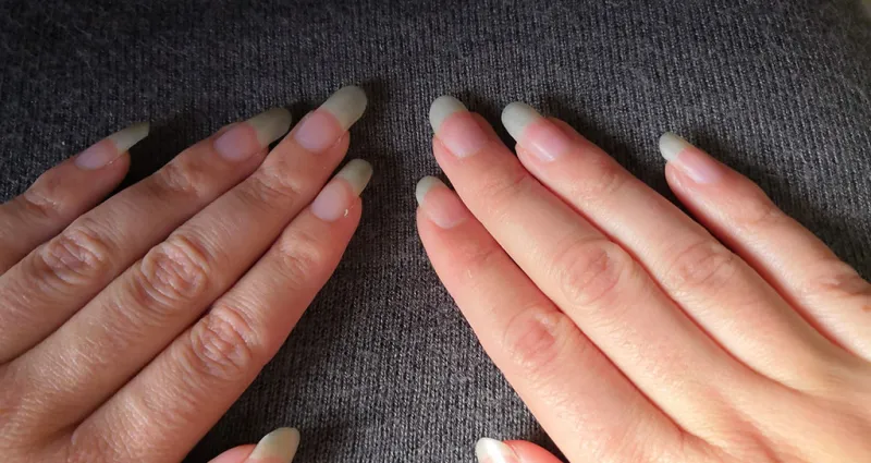manucure-un-bain-pour-des-ongles-plus-longs-et-plus-forts