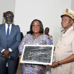 modernisation-de-l-administration-anne-ouloto-remet-55-bornes-tactiles-et-des-lettres-de-mission