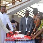 careme-chretien-des-musulmans-offrent-des-vivres-a-la-communaute-catholique-de-treichville