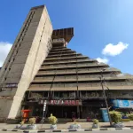 cote-d-ivoire-l-immeuble-pyramide-bientot-peint-de-sorte-a-donner-less-than-less-than-des-frissons-greater-than-greater-than