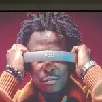 cote-d-ivoire-l-artiste-didi-b-presente-sa-premiere-marque-de-casques-audio