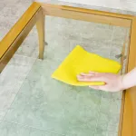 table-en-verre-3-astuces-pour-la-nettoyer-sans-laisser-de-traces