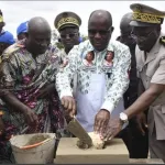 adzope-le-ministre-dimba-lance-les-travaux-de-construction-de-logements-du-personnel-soignant-d-un-centre-de-sante