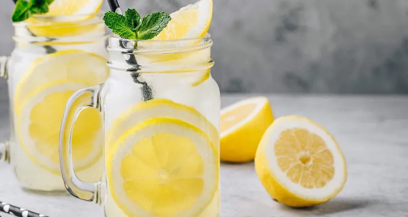 bien-etre-5-raisons-de-boire-de-l-eau-citronnee-tous-les-jours