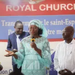 marraine-d-un-mariage-fleur-ake-m-bo-temoigne-son-engagement-envers-ses-camarades-et-ses-proches