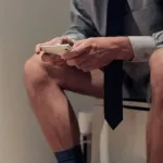 habitudes-a-stoper-voici-pourquoi-il-est-dangereux-d-utiliser-votre-telephone-aux-toilettes