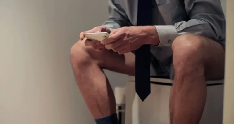 habitudes-a-stoper-voici-pourquoi-il-est-dangereux-d-utiliser-votre-telephone-aux-toilettes