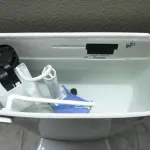 astuce-facile-comment-nettoyer-la-chasse-d-eau-des-wc