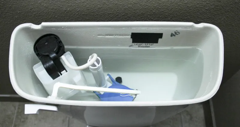 astuce-facile-comment-nettoyer-la-chasse-d-eau-des-wc