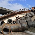 accident-un-camion-deverse-sa-cargaison-de-rouleaux-de-fer-sous-le-pont-houphouet-boigny