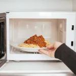 astuces-pratique-5-aliments-que-vous-pouvez-tout-a-fait-cuire-au-micro-ondes