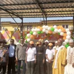 promotion-de-l-emploi-des-filles-prennent-les-commandes-d-un-lavage-auto