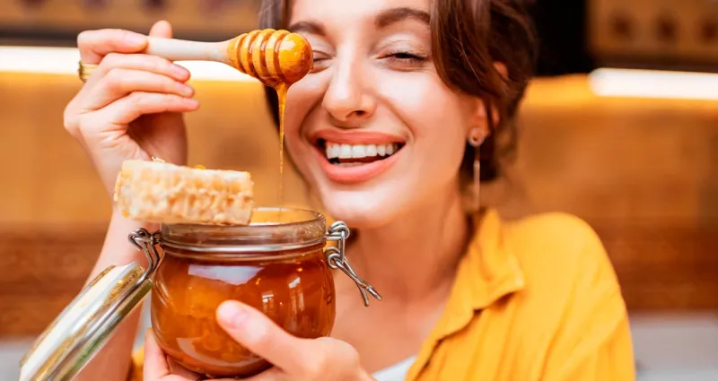 soins-de-beaute-5-utilisations-du-miel-qui-vont-vous-soigner-et-sublimer-votre-beaute