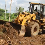attinguie-des-travaux-de-reprofilage-de-route-lances-par-des-volontaires-du-village