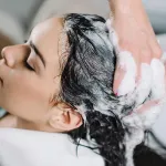 la-recette-du-shampoing-au-miel-seuls-2-ingredients-suffisent