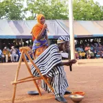 cohesion-sociale-l-ambassadrice-des-etats-unis-et-le-ndi-sensibilisent-les-communautes-de-waraniene