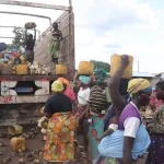 dignago-les-femmes-de-l-association-benkeleman-chargent-des-remorques-de-caoutchouc-avec-des-bidons