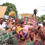 lakota-le-maire-samy-merhy-celebre-les-femmes-du-village-d-akabreboua