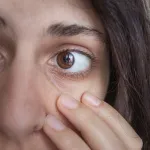 regard-fatigue-l-astuce-sans-maquillage-pour-eliminer-les-cernes