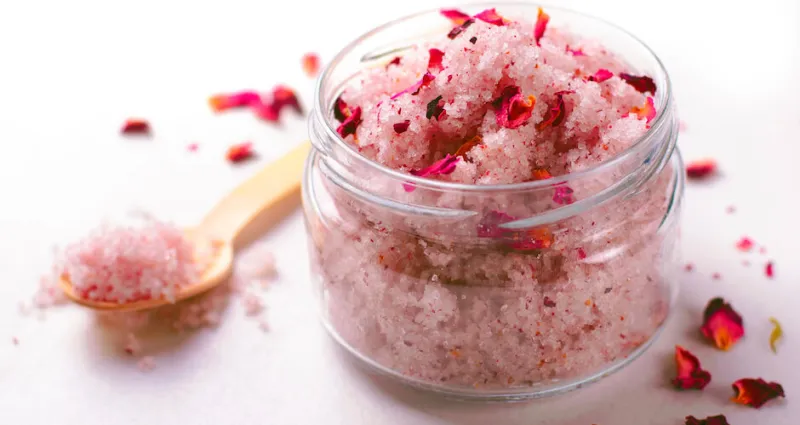 soins-du-corps-le-gommage-corps-et-visage-fait-maison-aux-petales-de-roses