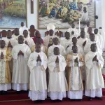 covid-19-mesures-barrieres-l-eglise-catholique-autorise-a-nouveau-ses-fideles-a-se-serrer-les-mains-a-la-messe