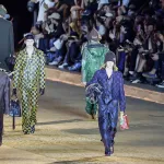 paris-defile-de-mode-le-luxe-prend-un-nouveau-tournant-sur-le-pont-neuf