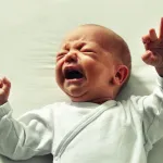 bebe-l-astuce-approuvee-par-la-science-pour-qu-un-bebe-arrete-de-pleurer