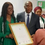 distinction-mere-gage-du-vert-dao-benedicte-larissa-l-entrepreneure-en-energie-renouvelable-honoree