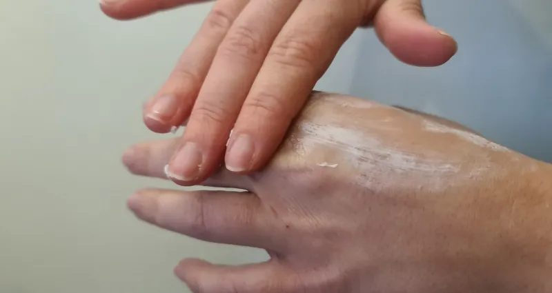 mains-seche-5-remedes-naturels-pour-sauver-vos-mains-seches-et-abimees