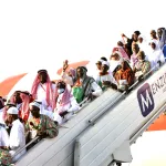 hadj-2023-le-premier-contingent-de-430-pelerins-etatique-accueilli-a-l-aeroport-d-abidjan