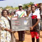 fete-des-peres-dr-samira-kouadio-offre-plusieurs-cadeaux-aux-papas-de-tiemelekro