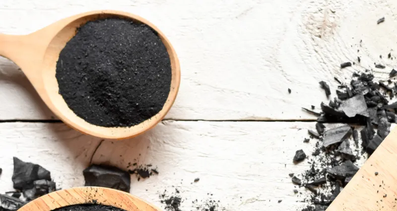 decouverte-4-astuces-beaute-simples-et-a-portee-de-tous-avec-du-charbon