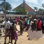 moossou-des-populations-se-revoltent-contre-le-roi-nanan-assoumou-kanga-et-annoncent-sa-destitution