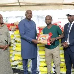 municipales-a-port-bouet-ibrahim-konate-candidat-du-rhdp-fait-des-dons-en-vivres-et-non-vivres-aux-populations