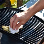 barbecue-3-astuces-insolites-pour-nettoyer-la-grille-sans-effort