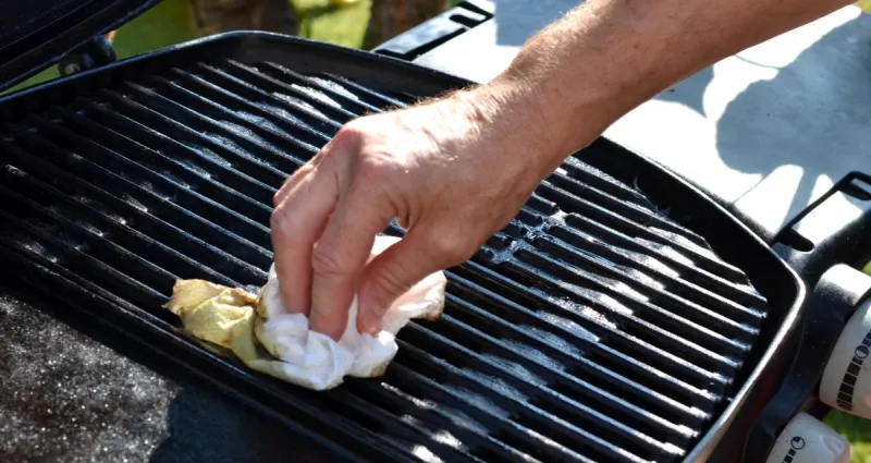 barbecue-3-astuces-insolites-pour-nettoyer-la-grille-sans-effort