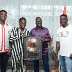 cote-d-ivoire-le-rappeur-didi-b-presente-son-disque-d-or-au-president-adama-bictogo