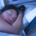dormir-avec-son-smartphone-un-danger-pour-la-sante-et-le-bien-etre