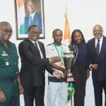tournoi-ufoa-b-u20-les-elephanteaux-presentent-le-trophee-au-ministre-des-sports