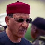 j-ai-ete-pris-en-otage-mohamed-bazoum-brise-le-silence-depuis-son-lieu-de-detention