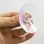 petites-astuces-une-astuce-express-pour-faire-coller-une-ventouse-a-la-perfection