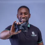 un-jeune-ivoirien-met-sur-le-marche-des-poches-ecobagauto-pour-la-collecte-d-ordures-en-voiture