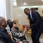 deces-de-henri-konan-bedie-le-ministre-tidjane-thiam-presente-ses-condoleances-a-sa-mere-henriette-bedie