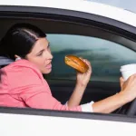 la-securite-routiere-manger-et-boire-au-volant-un-risque-dous-estime