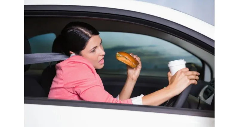 la-securite-routiere-manger-et-boire-au-volant-un-risque-dous-estime