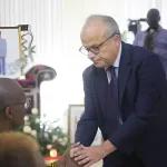 deces-de-ouassenan-kone-l-ambassadeur-de-france-jean-pierre-petit-aux-cotes-de-la-famille-du-defunt