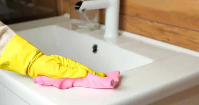 entretien-de-douche-4-astuces-sans-effort-pour-nettoyer-et-blanchir-le-lavabo-de-la-salle-de-bain