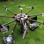 des-drones-qui-s-unissent-en-vol-pour-former-un-super-drone-innovation-pour-les-avions-de-ravitaillement