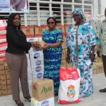 solidarite-a-abobo-plus-de-800-familles-defavorisees-beneficient-de-l-aide-gouvernementale